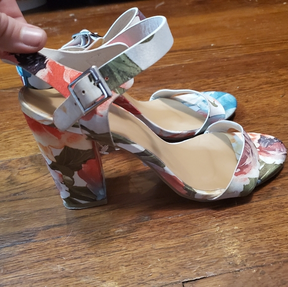 BAMBOO Shoes - Bamboo Floral Block Heel Buckle Sandals Heels